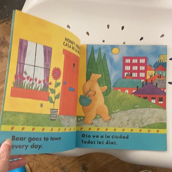 “Bear about town“ Kids Bilingual learning book - Picture 7 of 8